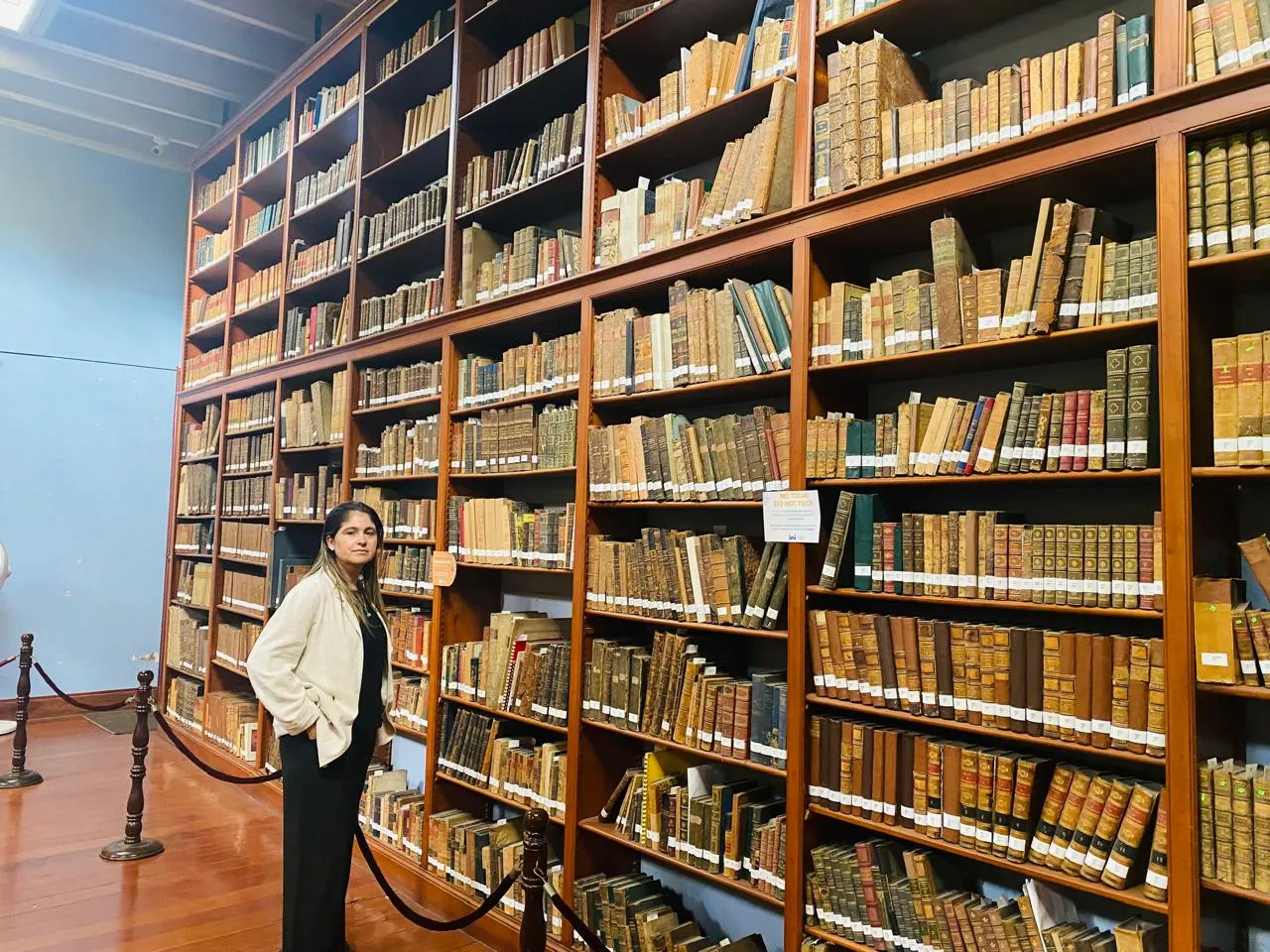 Interior de biblioteca con estanterías de madera y ambiente de estudio.