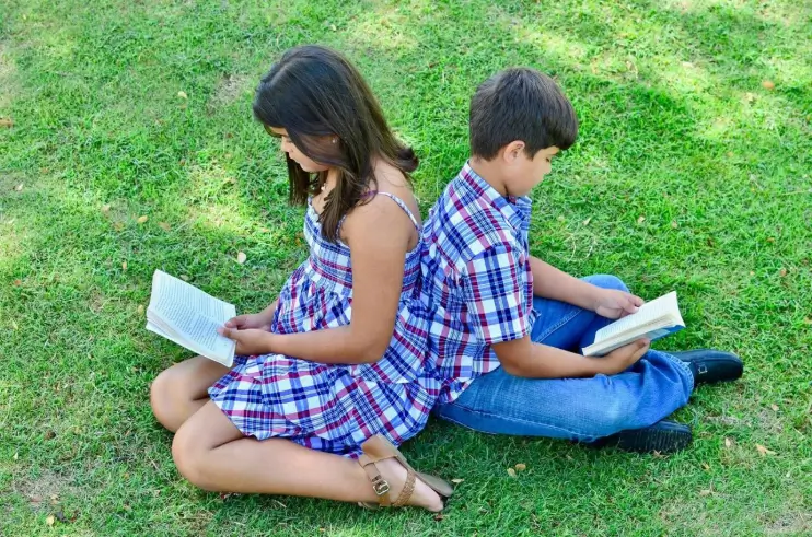 estudiantes leyendo libros niños leyendo libros